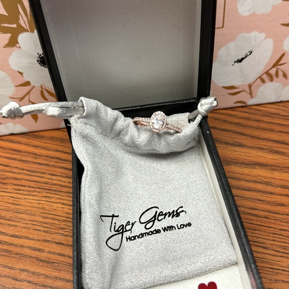 Beautiful rose gold Tiger Gems ring - Picture 8 of 11